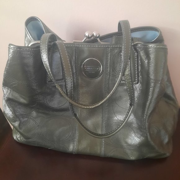 Coach Pewter Patent Leather Signature Logo Kiss Lock Purse Bag - Picture 3 of 16